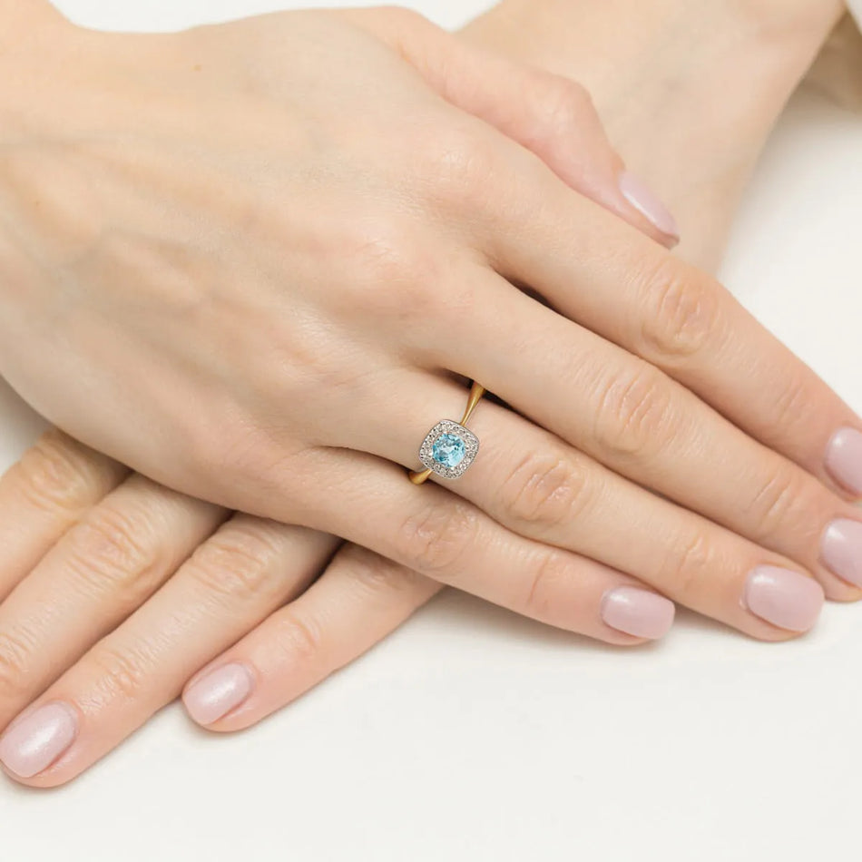 Gold Ring with 0.70ct Topaz and 0.10ct Diamonds