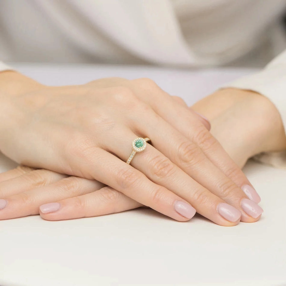 Goldring mit 0,30 ct Smaragd und 0,343 ct Seiten-Diamanten