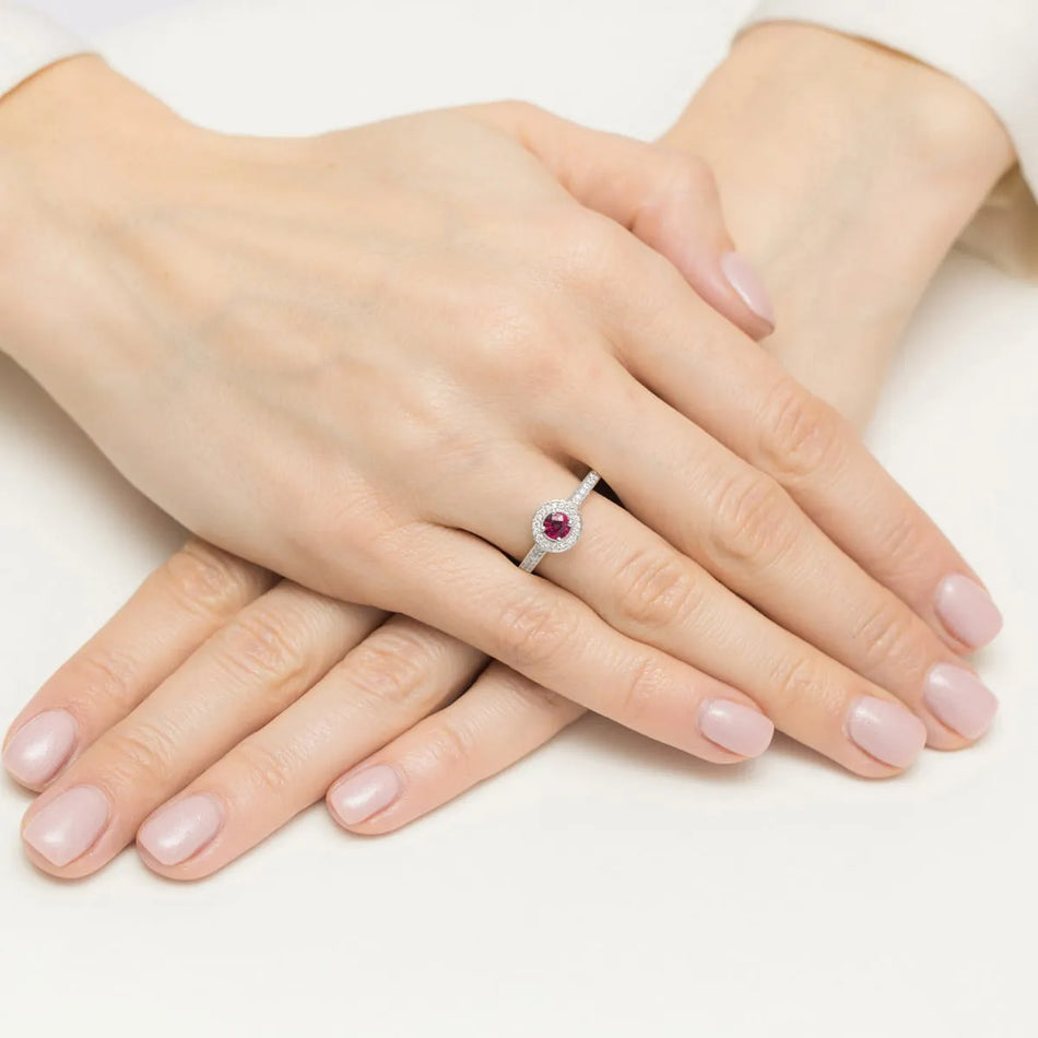 Goldring mit 0,30 ct Rubin und 0,343 ct Seitendiamanten