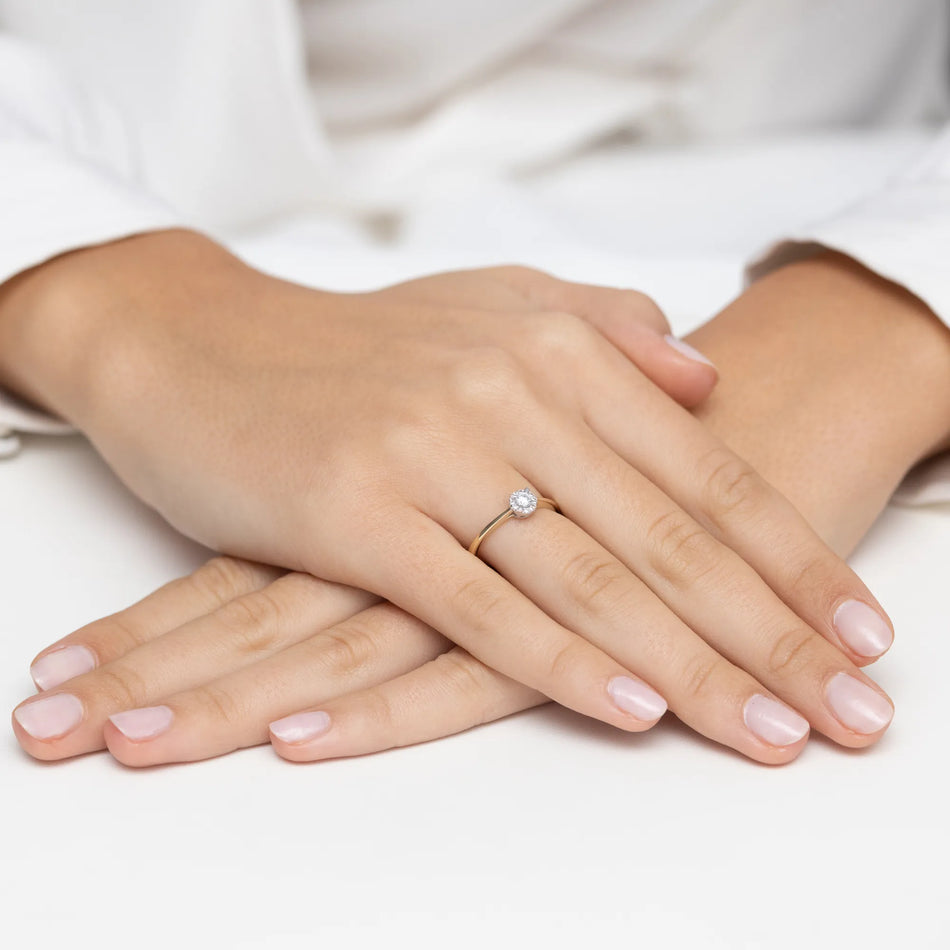 Gold Ring with 0.10ct Diamond and 0.04ct Sideline Diamonds