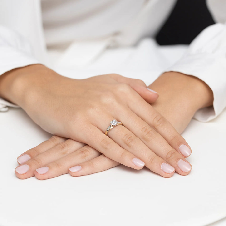 Gold Ring with 0.08ct Diamond and 0.118ct Sideline Diamonds