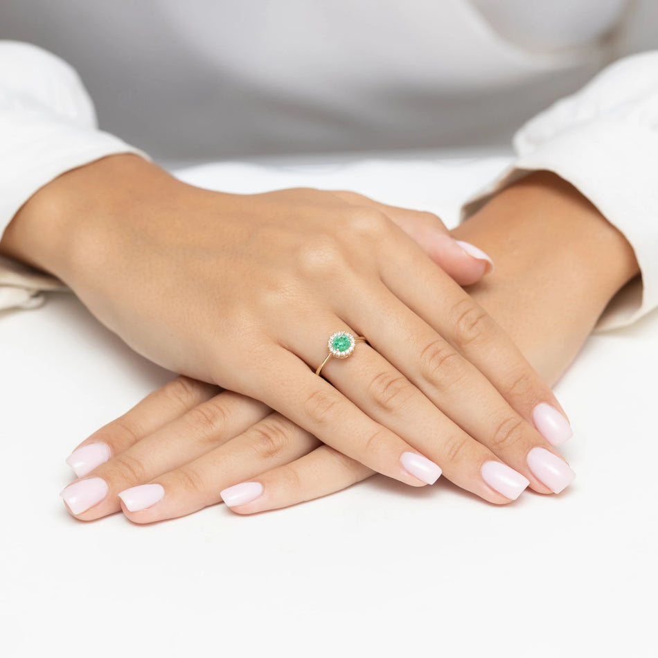 Goldring mit 0,50 ct Smaragd und Diamanten Blume