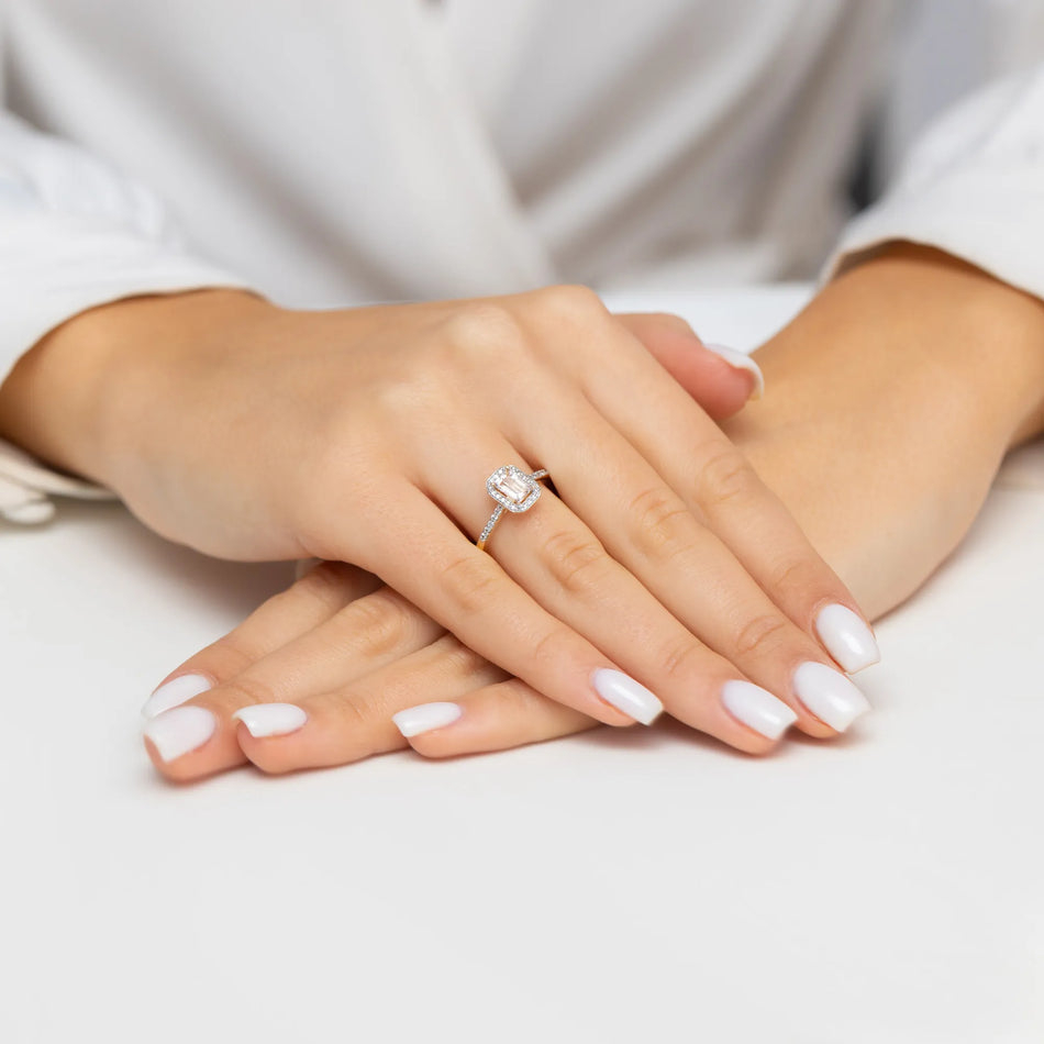 Gold Ring with 0.60ct Morganite and 0.186ct Diamonds