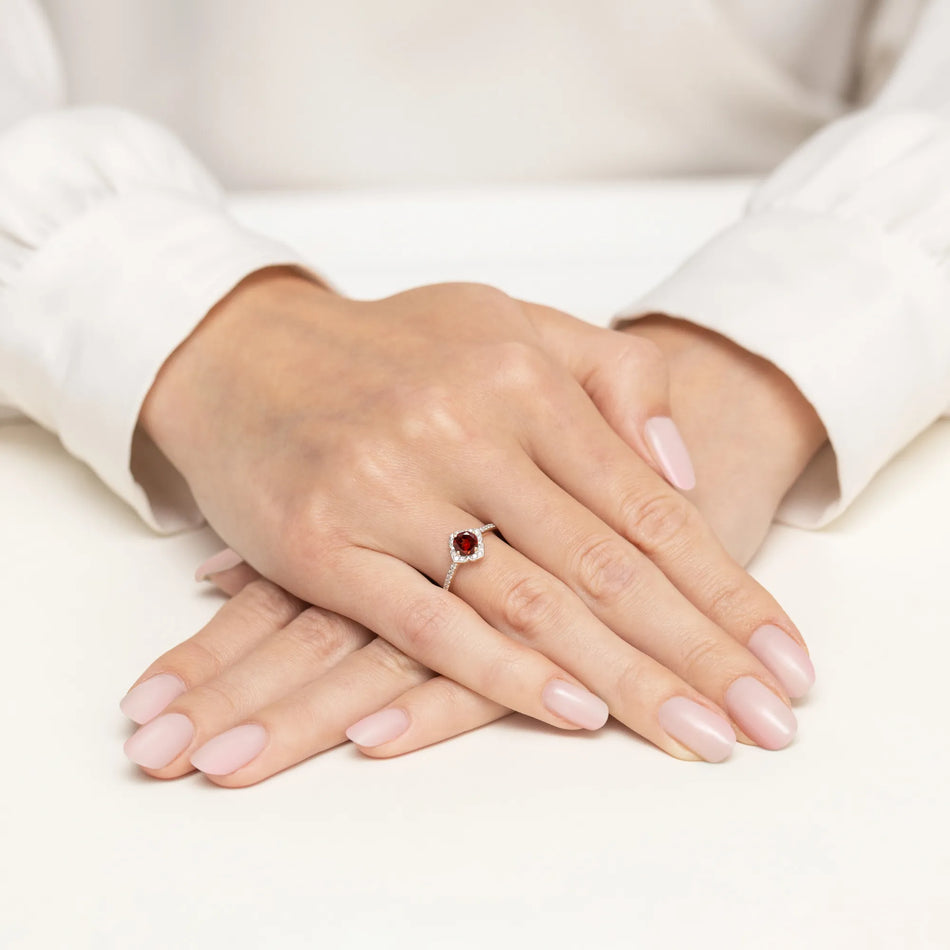 Gold Ring Flower with 0.60ct Garnet and Diamonds