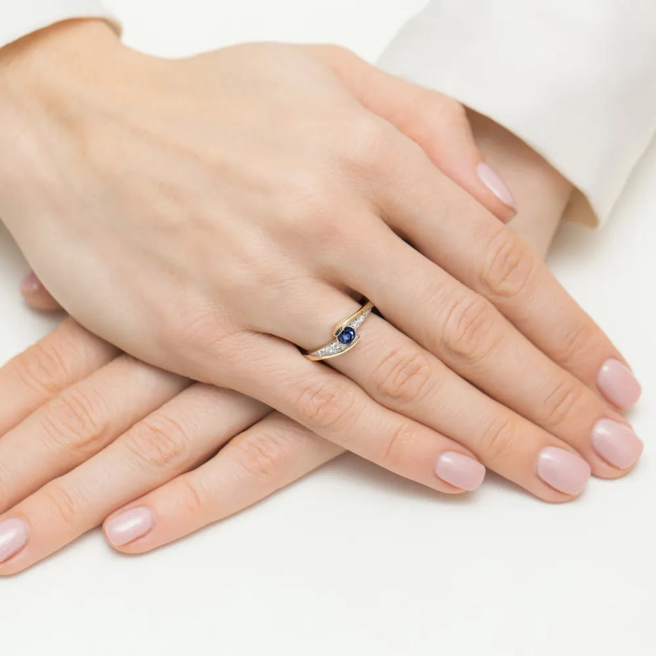 Goldring mit 0,30 ct Saphir und 0,058 ct Diamanten