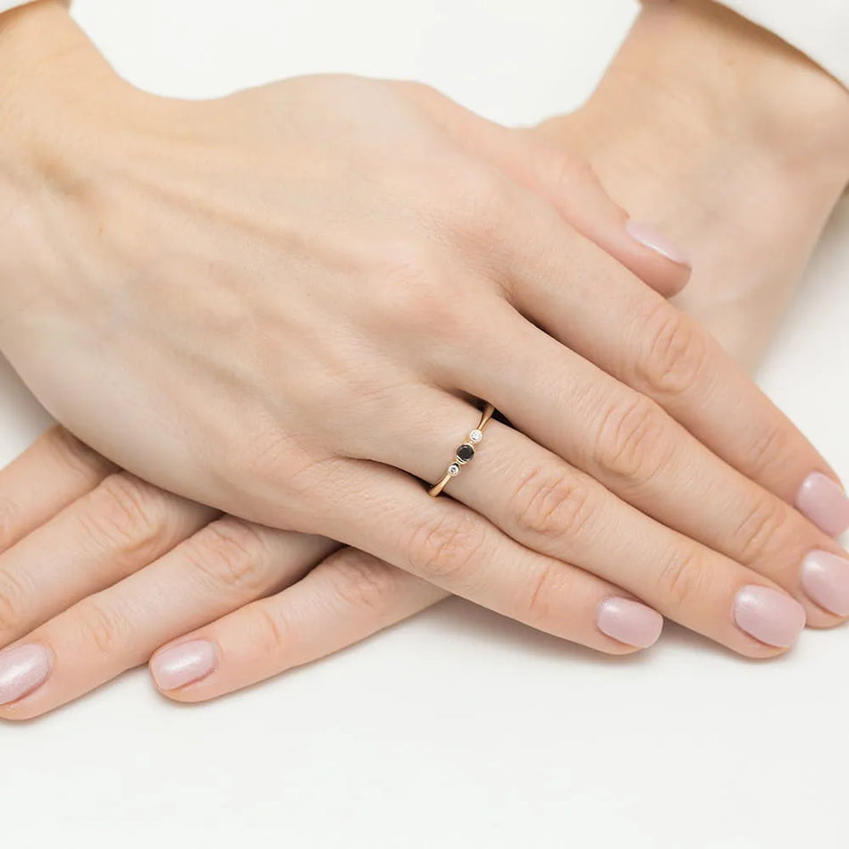 Goldring mit 0,12 ct schwarzem Diamant und 0,06 ct Diamanten