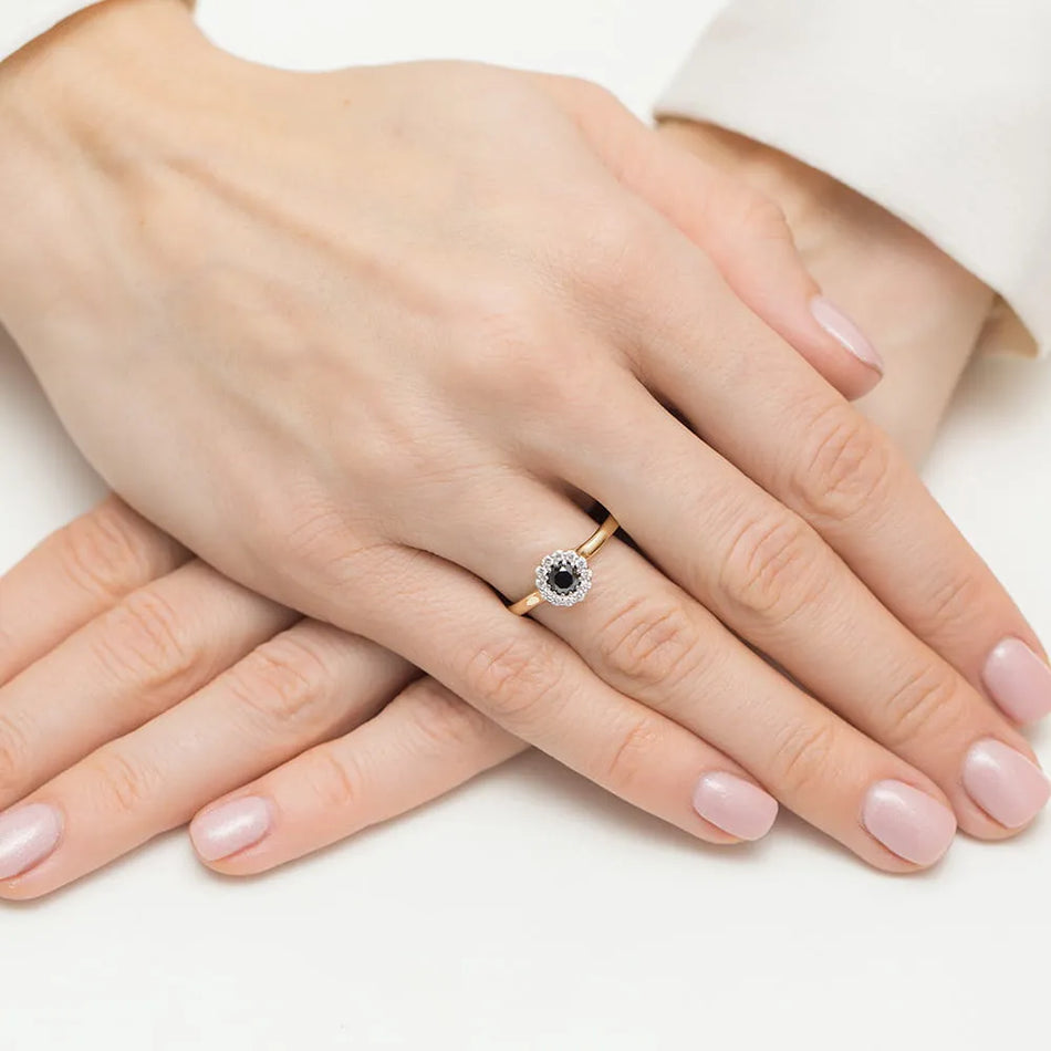 Goldring mit 0,50 ct schwarzem Diamant und 0,103 ct Diamanten