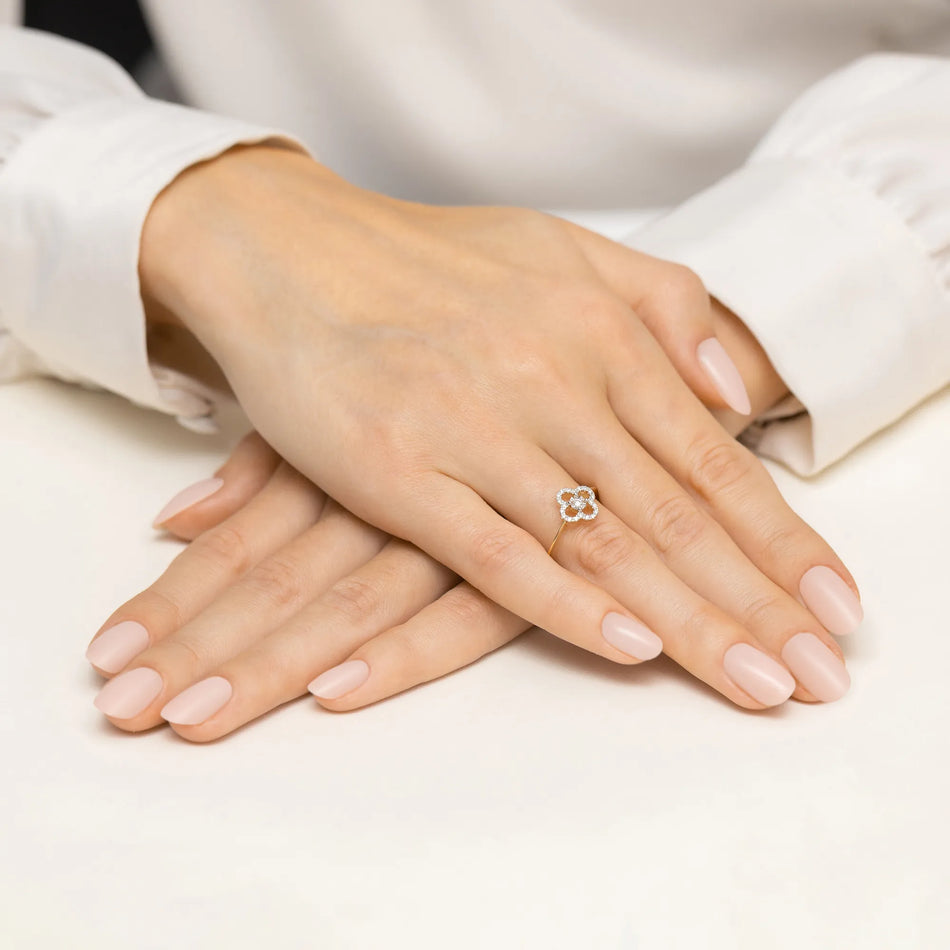 Goldring mit 0,03 ct und 0,10 ct Diamanten