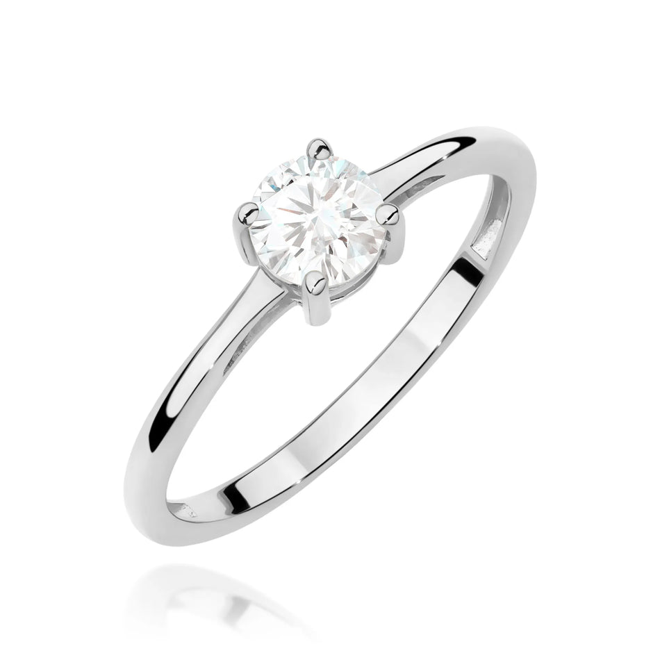 Goldring mit 0,60 ct weißem Saphir