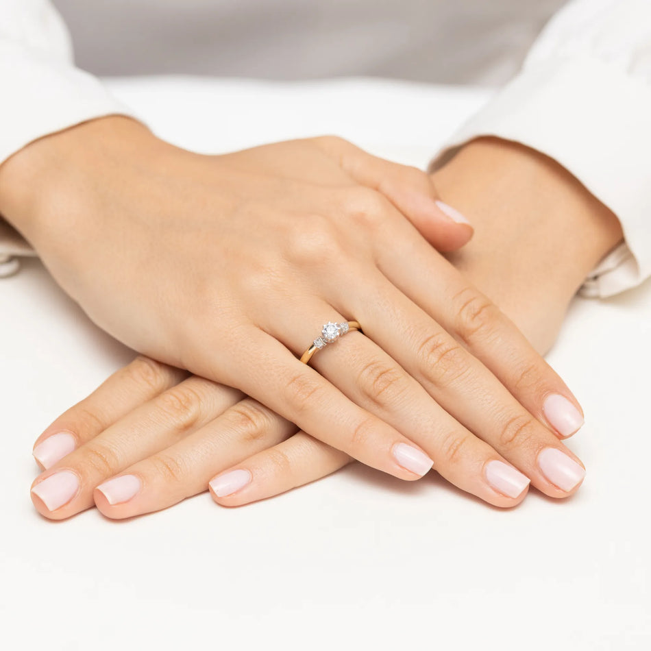 Gold Ring with 0.25ct and 0.07ct Diamonds