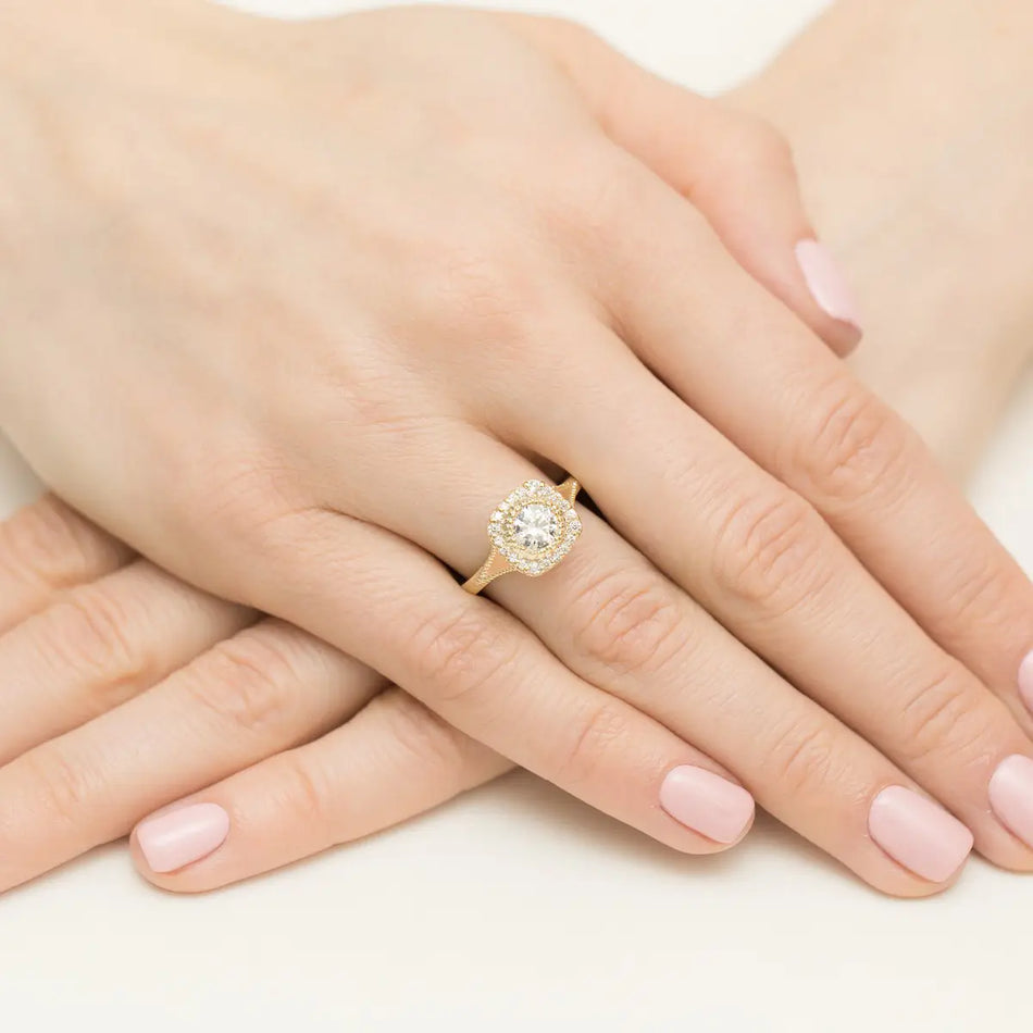 Goldring mit 0,70 ct Diamant und 0,196 ct Seitensteinen aus Diamanten