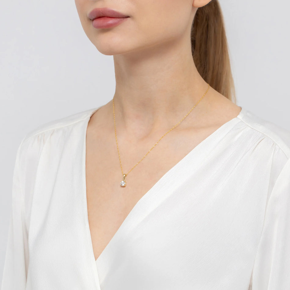 Goldanhänger mit Labor-Diamanten